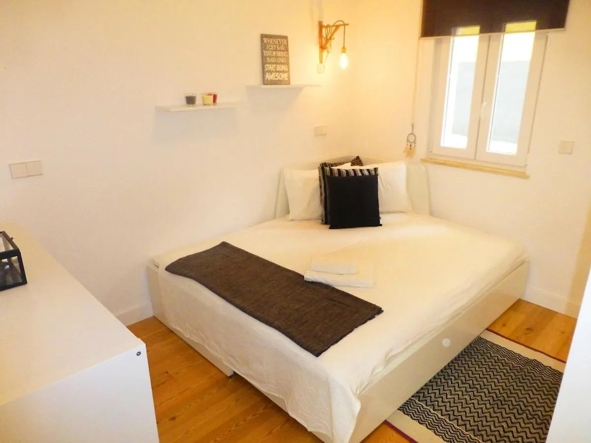 Charming Lisbon Equipped Ac Lift Parking 4P Apartment