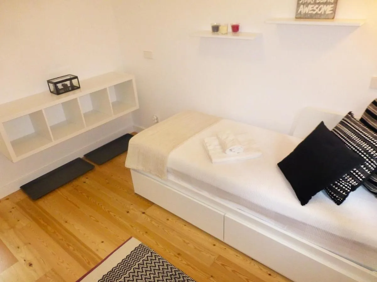 Charming Lisbon Equipped Ac Lift Parking 4P Apartment