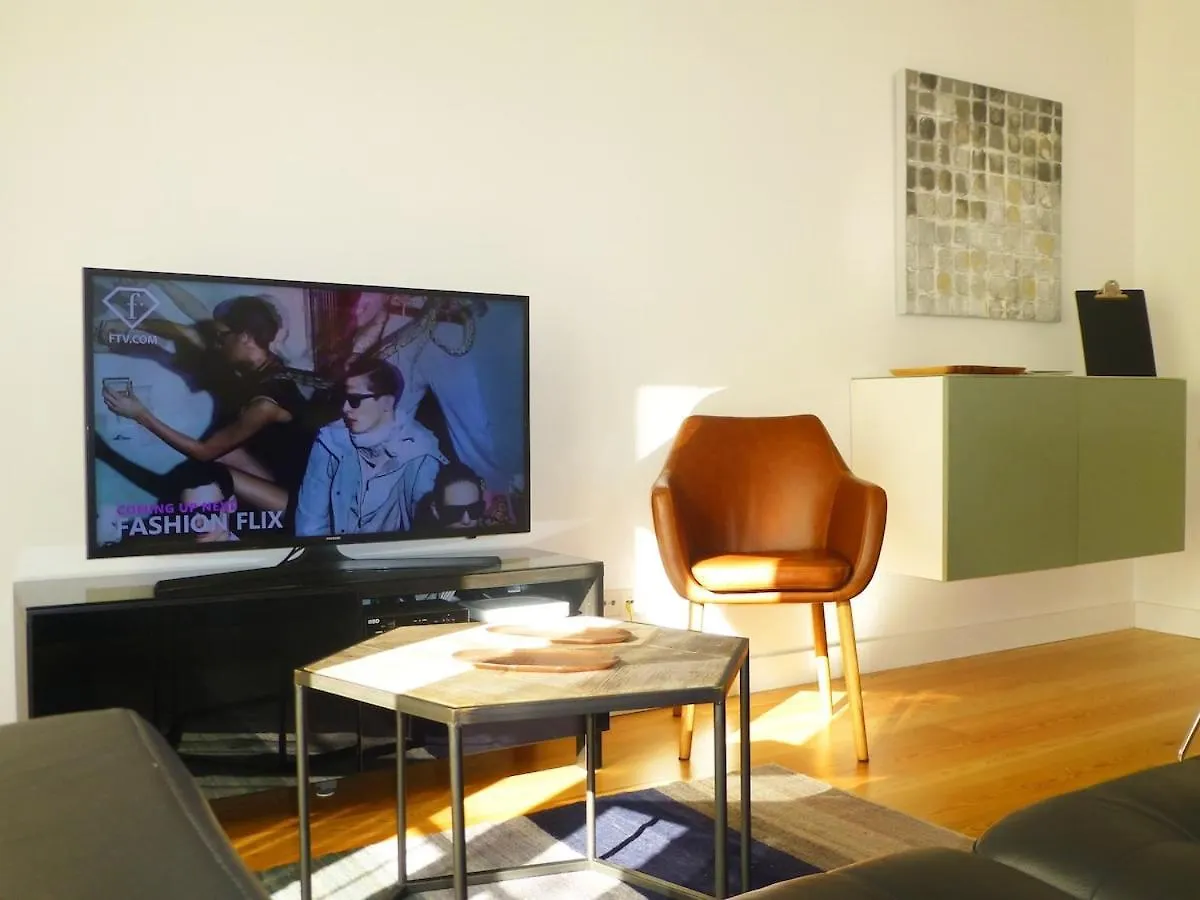 Charming Lisbon Equipped Ac Lift Parking 4P Apartment