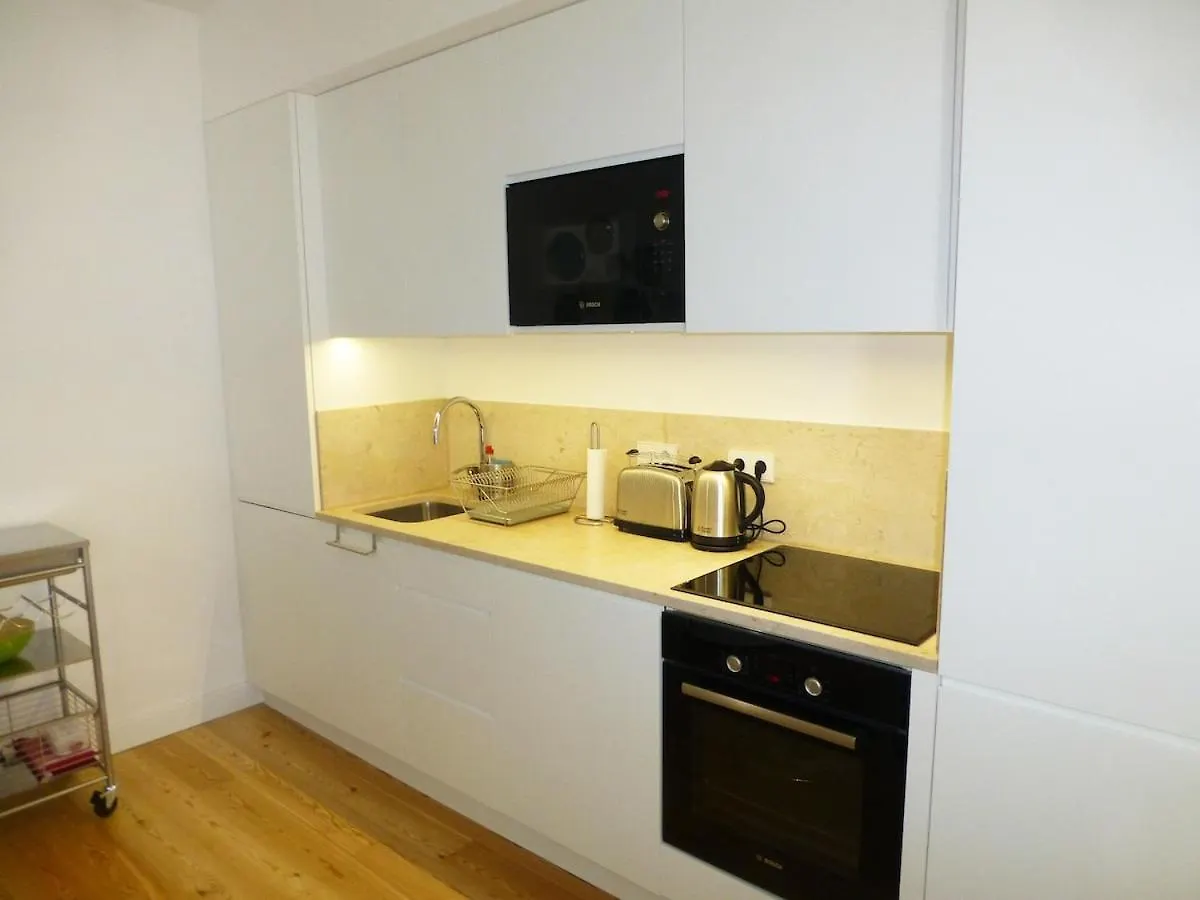 Charming Lisbon Equipped Ac Lift Parking 4P Apartment