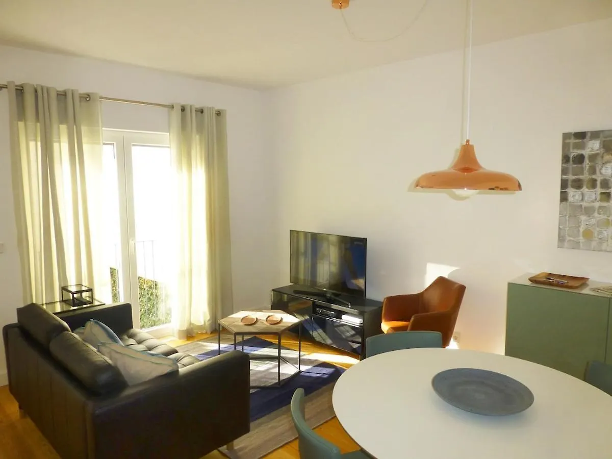 Charming Lisbon Equipped Ac Lift Parking 4P Apartment