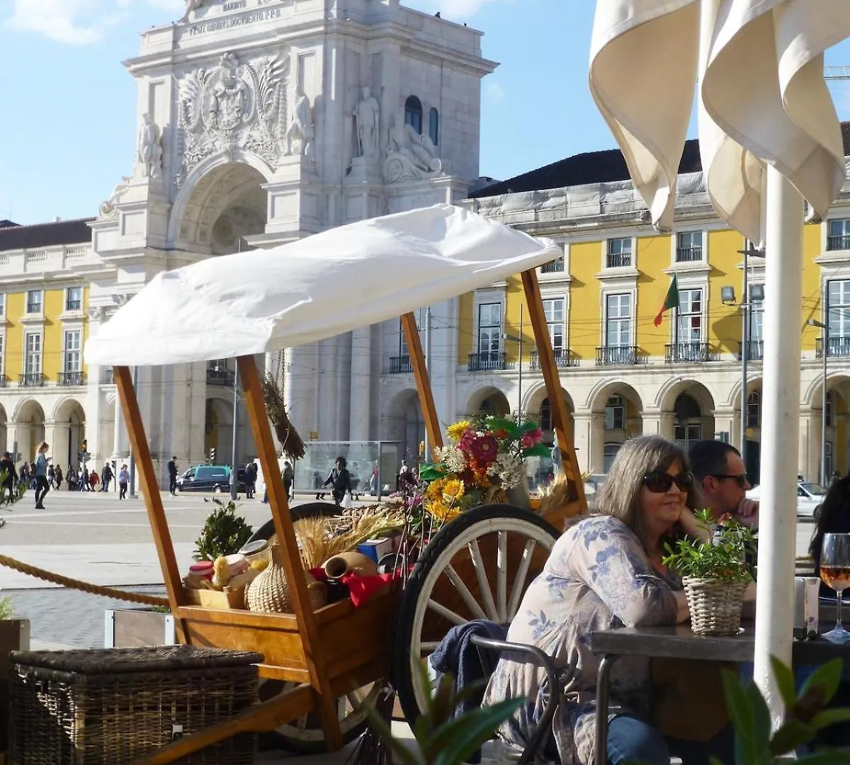 Charming Lisbon Equipped Ac Lift Parking 4P Apartment