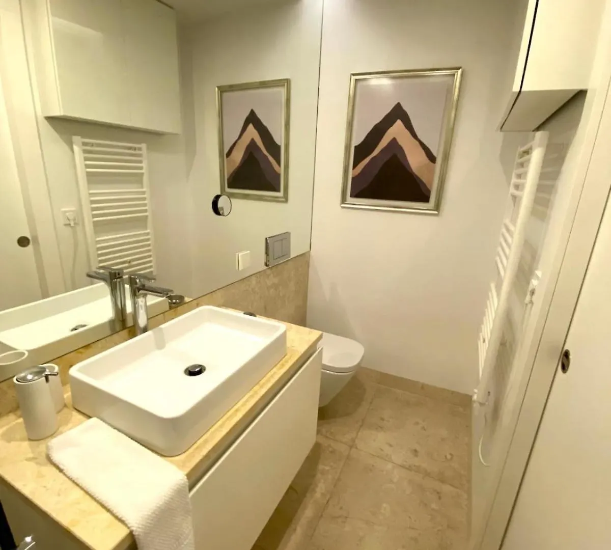 Charming Lisbon Equipped Ac Lift Parking 4P Apartment